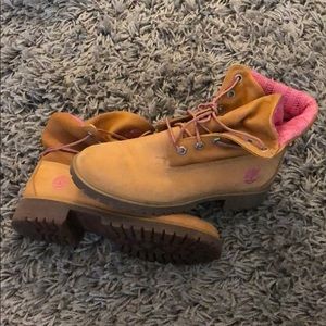 Tan/pink knit Timberland boots in great condition